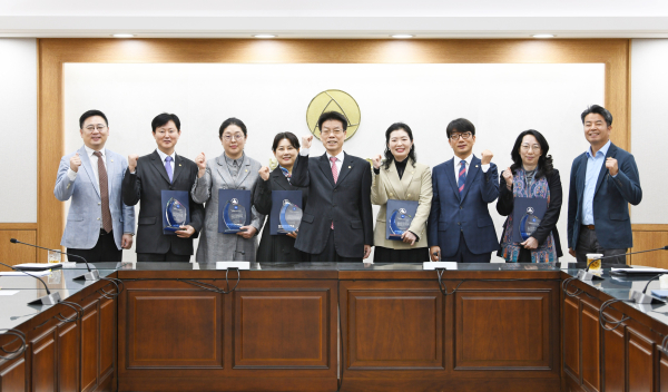 백석문화대학교 2022학년도 산학협력우수교원들이 시상식 후 기념촬영 (왼쪽부터 백석문화대 장성진 정책본부장, 서강태 교수, 권오주 교수, 범은애 교수, 송기신 총장, 김현경 교수, 이광원 학사부총장, 장지희 교수, 최상철 산학협력단장)