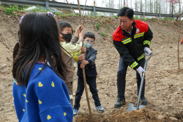 최충규 대덕구청장(사진 오른쪽)이 지역 아동들과 목상동 일원에서 식목일을 기념해 나무 식재 모습