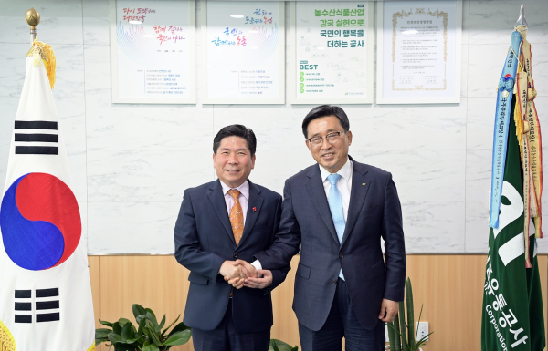 간담회 사진 * 한국농수산식품유통공사 김춘진 사장(우측), 김창규 제천시장(좌측)