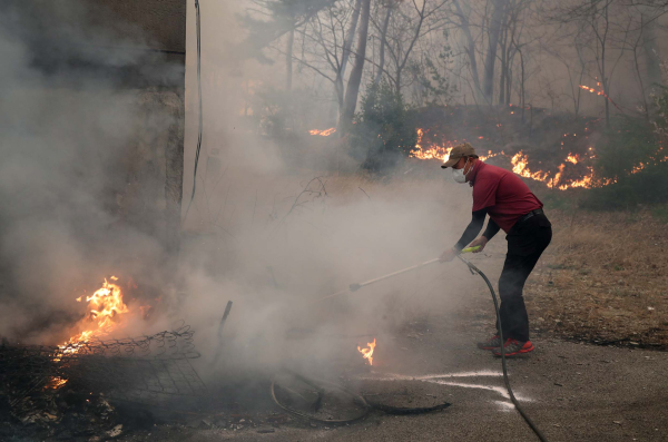 홍성 서부면에서 진화요원이 산불을 끄고 있는 모습./사진 충남도 제공