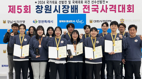서산시청 사격팀 단체 기념촬영(왼쪽부터 박신영 감독, 정미라, 김예슬, 김희선, 박해미, 이은서, 박성현, 유현영, 강준기, 염다은, 김기원, 최보람, 소승섭, 황윤삼 코치)