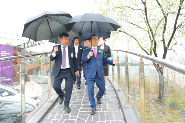 천호지 수변경관 개선사업 준공식 후 주변을 둘러보는 시장과 관계자들