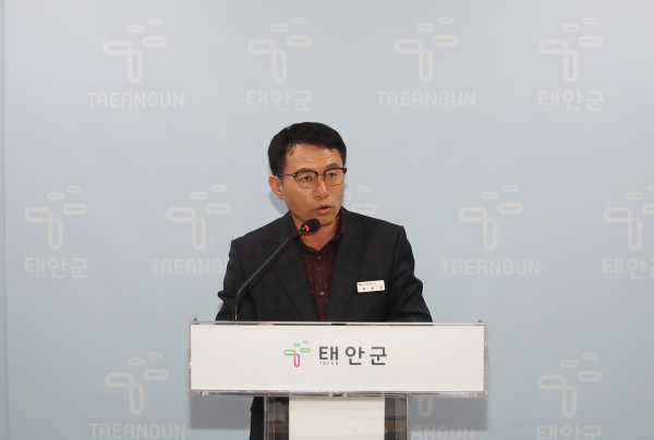 5일 군청 브리핑실에서 브리핑 중인 지안근 복지증진과장.