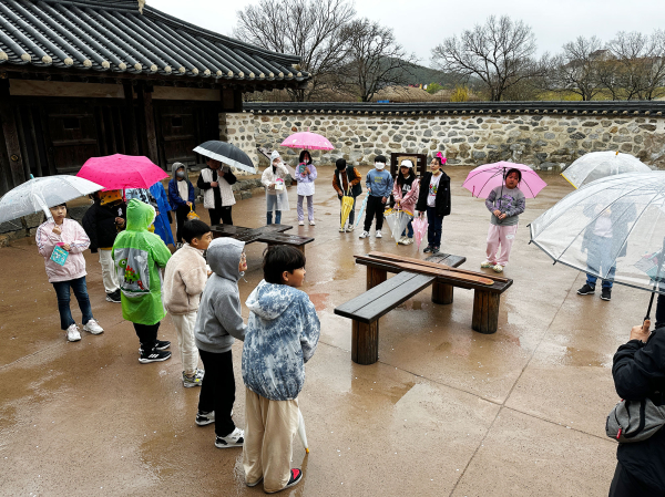 지난 5일 부성초등학교 학생이 해미읍성에서 어린이 역사‧문화 탐방 서산시티투어를 진행하는 모습