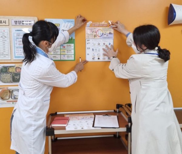 지난 4월 4일 태안군 소통전담관리원이 관내 사회복지시설 집단급식소를 찾아 식중독 예방법을 홍보하는 모습.