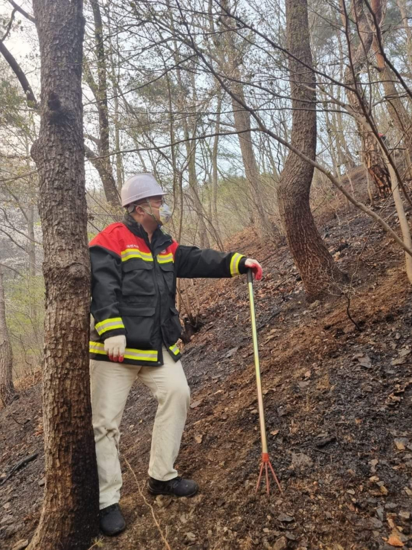 조수연 국민의힘 대전 서구갑 당협위원장이 산직동 산불 현장에서 잔불을 정리한 뒤 휴식을 취하고 있다. (사진=조수연 위원장 SNS)
