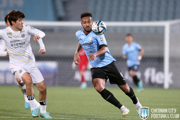 리그 2골을 기록하고 있는 공격수 모따