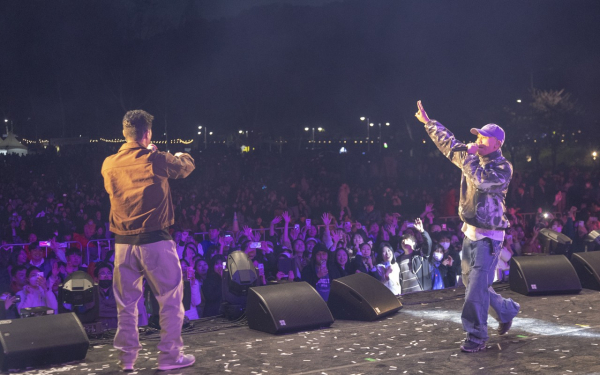 지난 8일 대청공원에서 관람객들이 이날 무대를 선보인 다이나믹 듀오의 공연을 즐기고 있다.