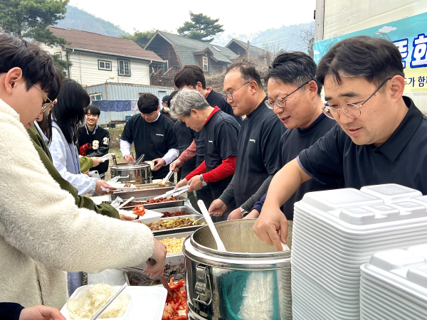 사랑의 밥차에서 교수들의 배식 장면