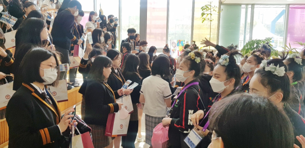 세종국제고에서 대만문화고 대표단을 반갑게 맞이하고, 교류 활동을 하고 있다.