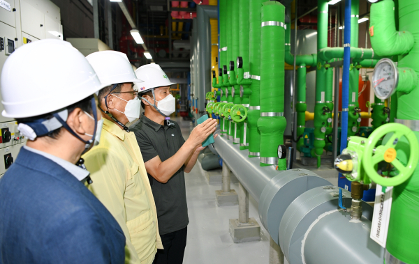 사업장 안전관리 수준을 점검 중인 김춘진 사장 * 한국농수산식품유통공사 김춘진 사장(좌측 2번째)