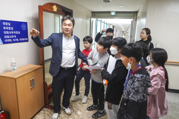 상월초등학교 4학년 학생들 논산시의회 방문 모습