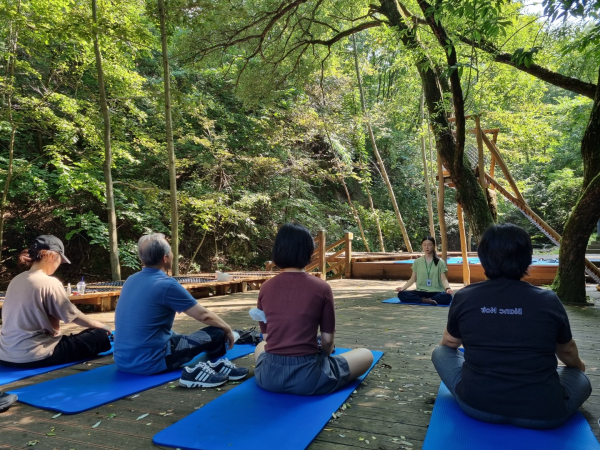 경북 영주시 국립산림치유원 음이온치유정원에서 6박 7일 장기체류 프로그램에 참여한 고객들이 호흡명상을 체험하고 있다.