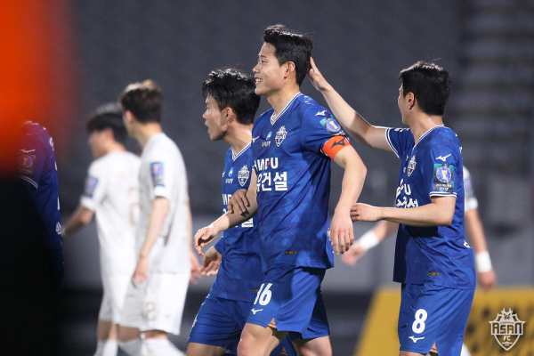 충남아산FC 선수들 경기 모습