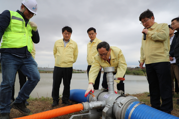 11일 한국농어촌공사 이병호 사장은 이동식 모듈형 사이펀 시연회에 참석하여 직접 사이펀을 작동해보고 있다.