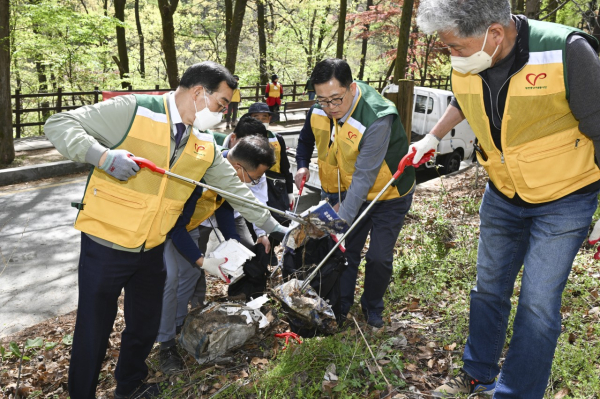 김광신 대전중구청장이 12일 보문산 산책로 환경정화 활동을 진행했다.
