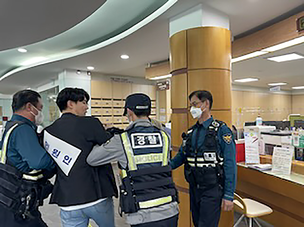 지난 12일 구청 민원실에서 ‘2023년 상반기 민원 비상상황 대비 모의 훈련’ 진행 모습