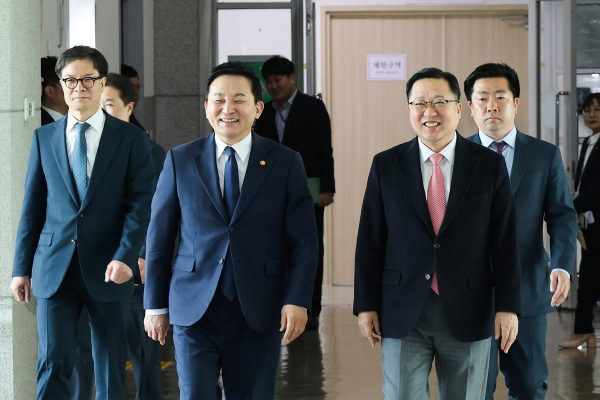 이장우 대전시장과 원희룡 국토부장관이 13일 지역 현안 간담회에 참석하기 위해 대전시청 대회의실로 걸어오고 있다.