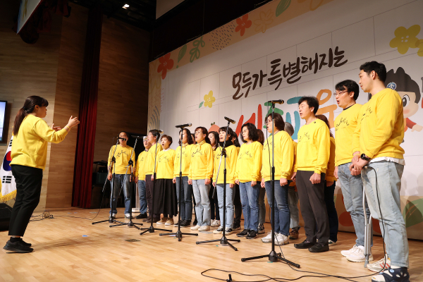 416 합창단의 ‘생명 존중’과 ‘평화’의 메시지를 담아 노래를 부르는 모습