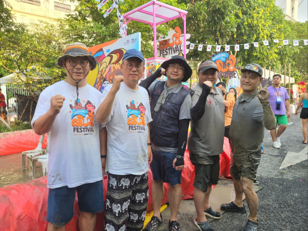 배재대 정강환(왼쪽 둘째) 관광경영학과 교수와 보령축제관광재단 직원들이 태국 송끄란축제에서 보령머드축제를 알리고 있다.