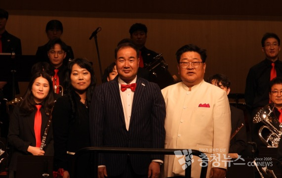 (왼쪽부터) 충청브라스밴드오케스트라 김지현 대표, 김거수 회장, 박태호 지휘자