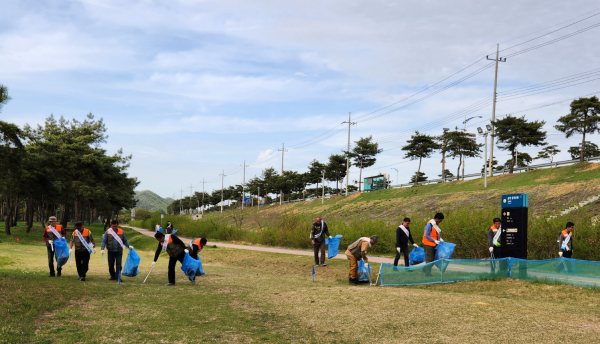 봄맞이 금강변 자연정화활동 모습