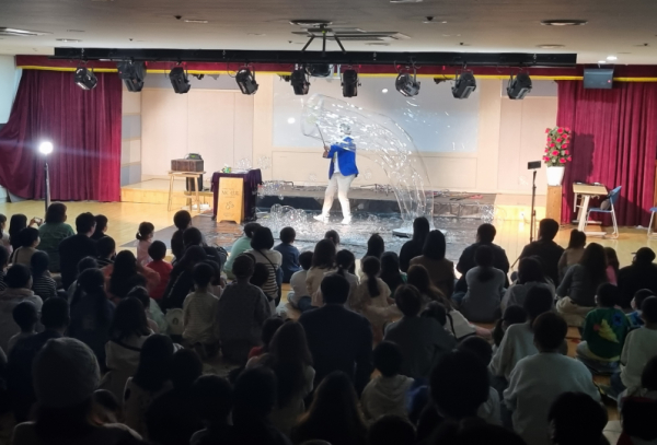 주민들이 지난 15일 가오도서관에서 열린 ‘LED 매직 버블쇼’를 관람하고 있다.