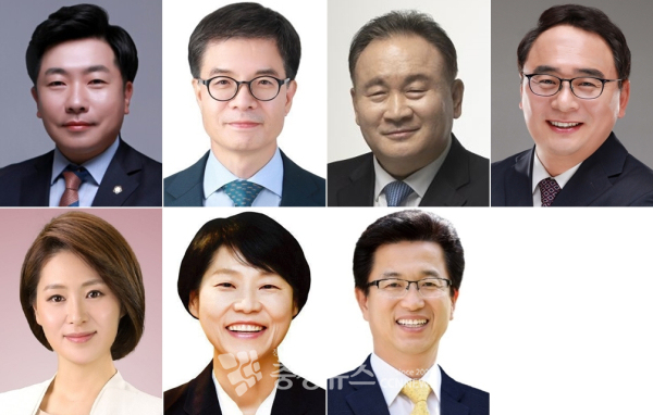 (윗줄 왼쪽부터) 박철환 대전시정무수석보좌관, 이석봉 대전시 과학부시장, 더불어민주당 이상민 국회의원, 안필용 전 대전시 비서실장 (아랫줄 왼쪽부터) 이경 민주당 부대변인, 김종남 전 대전평생교육진흥원장, 허태정 전 대전시장