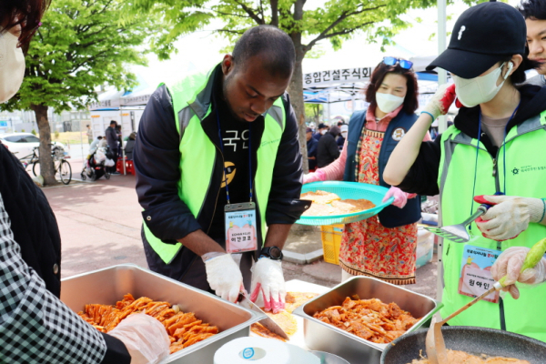 외국인주민 통합지원센터 외국인주민 봉사단 ‘디투게더’가 지난 16일 발대 후 첫 일정으로 무료 식사 나눔 봉사활동을 펼쳤다.