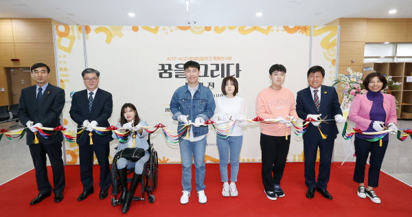 17일, 청사 1층 로비에서 장애인예술가 작품전시회 색줄 자르기 행사가 진행되고 있다.