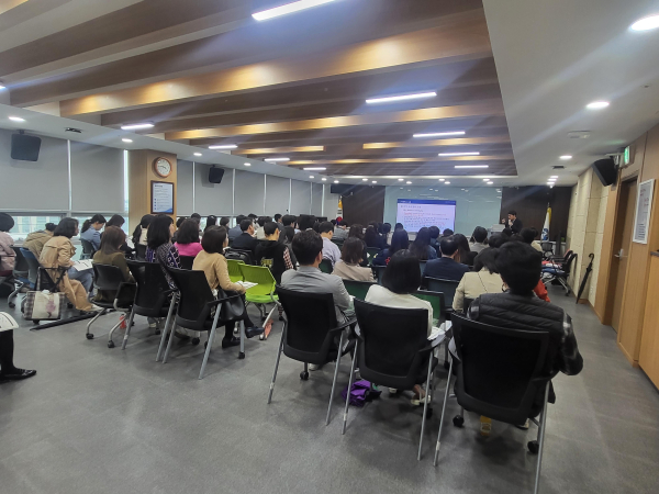 18일, 청사 4층 대회의실에서 세종미래학교 공개 토론회가 진행되고 있다.