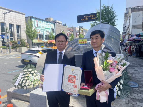 강만희 대전지방보훈청장(왼쪽)이 故이효석님의 조카인 박만근님(오른쪽)에게 건국포장을 전수한 후 기념사진을 촬영하고 있다.