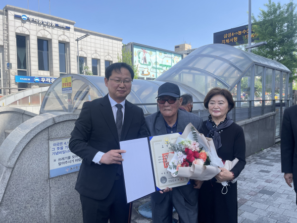 강만희 대전지방보훈청장(왼쪽)이 이학수님(가운데)에게 건국포장을 전수한 후 기념사진을 촬영하고 있다.