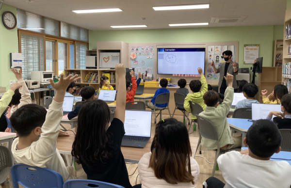 위례초등학교에서 진행된 행사에서 백석대 이승화 교수가 교육을 진행하고 있다.