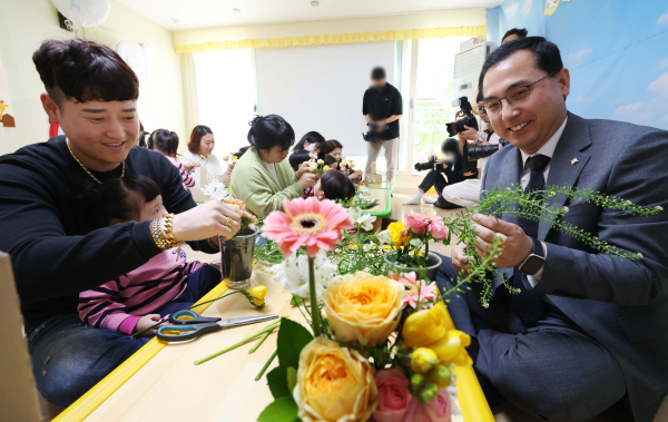 박희조 동구청장(사진 맨 오른쪽)이 어린이집 학부모와 일회용컵을 활용한 꽃바구니 만들기 체험 모습