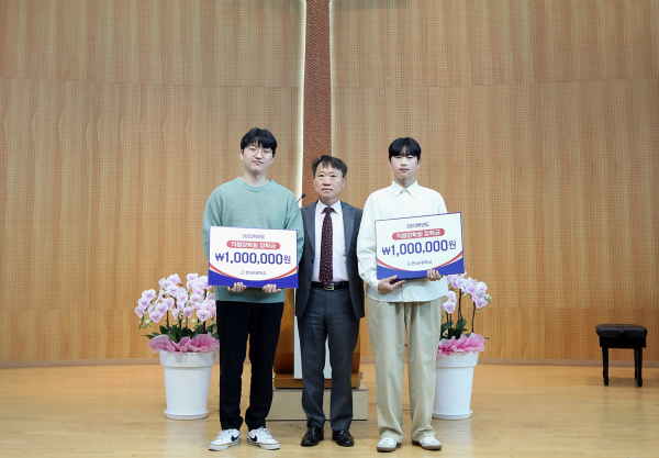 정성균 선교관에서 교직원 예배 직후 장학증서 전달식