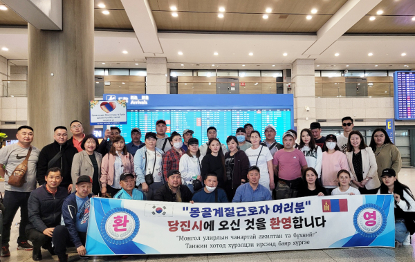 공공형 계절근로사업으로 농번기 일손부족 해결 근로자 입국 모습