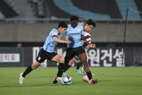 이석규의 공격가담 상황에서 상대 선수와 몸싸움을 벌여주는 바카요코