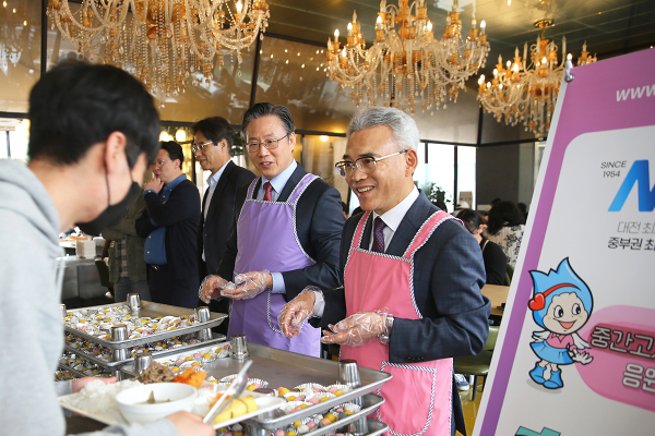 20일 정오 목원대 구내식당인 오병이어에서 이희학 총장(오른쪽) 등이 학생들에게 배식하고 있다.