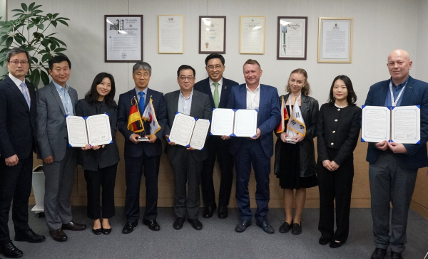 한국농수산식품유통공사-유럽·미주 바이어 MOU * 한국농수산식품유통공사 김춘진 사장(우측 5번째), 독일 Orient Master 대표 Yang Jiandong(좌측 5번째), 폴란드 Lucky Fish 대표 Rafal Tusznio(우측 4번째), 폴란드 Fair Fish 매니저 Andrzej Kalita(우측 1번째)