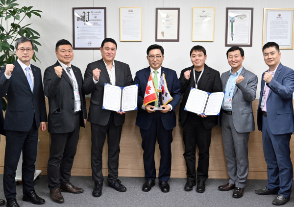 한국농수산식품유통공사-유럽·미주 바이어 MOU * 한국농수산식품유통공사 김춘진 사장(좌측 4번째), 캐나다 T-Brothers 부대표 Jeff Mo(좌측 3번째), 캐나다 Ran Foods 매니저 David Kim(우측 3번째)