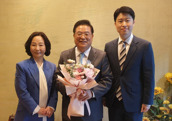 기념촬영하는 송아영 당협위원장(좌), 우동기 국가균형발전위원장, 류제화 시당위원장(우)