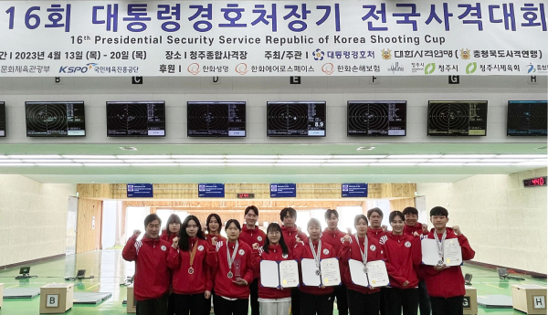 서산시청 사격팀 기념촬영 모습(왼쪽부터 황윤삼 코치, 김희선, 오정은, 김예슬, 염다은, 김기원, 유현영, 박성현, 이은서, 강준기, 박해미, 소승섭, 정미라, 박신영 감독, 최보람)