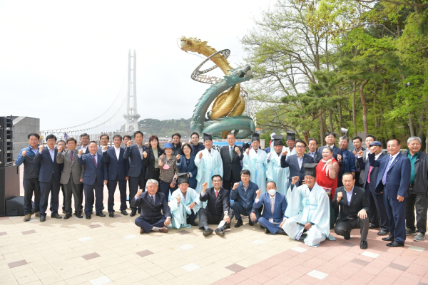 용조형물 앞 풍년제 기념촬영
