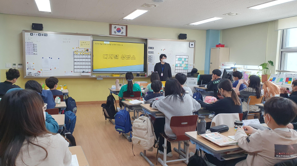 여울초 6학년 학생들이 ‘디지털 상담소’ 교육을 받고 있다.