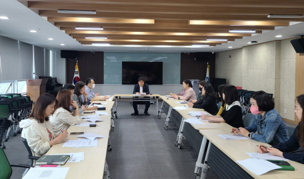 지난 20일, 학교 회계 효율화 전담반이 제1회 협의회에 참여하여 학교 회계 효율화 방안에 대해 논의하고 있다.