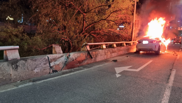 음주운전 차량이 가드레일과 강하게 충돌한 뒤 불이 붙었다. (사진=사고현장 목격자 제공)