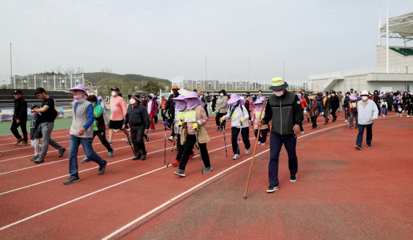 지난 22일 태안종합운동장에서 진행된 ‘2023년 한마음 치매극복 태안걷기 행사’ 모습.
