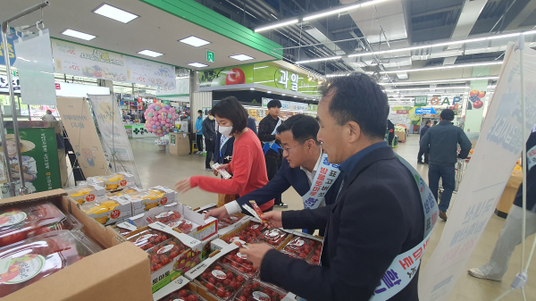 지난 21일부터 3일간 대전유통 대전점에서 방울토마토 소비 촉진과 소비자 인식개선을 위한 시식 행사와 함께 50% 할인판매