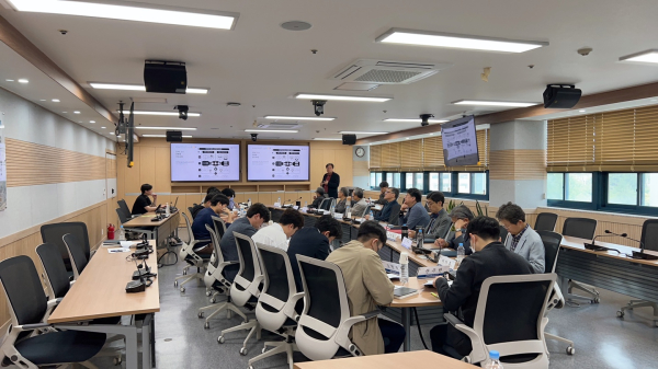 지난 21일 교내에서 신규 임용 및 사업 신규 참여 학과의 교수를 대상으로 LINC 3.0 사업 설명회를 개최하고 이종원 사업부장이 발표를 진행하고 있다.